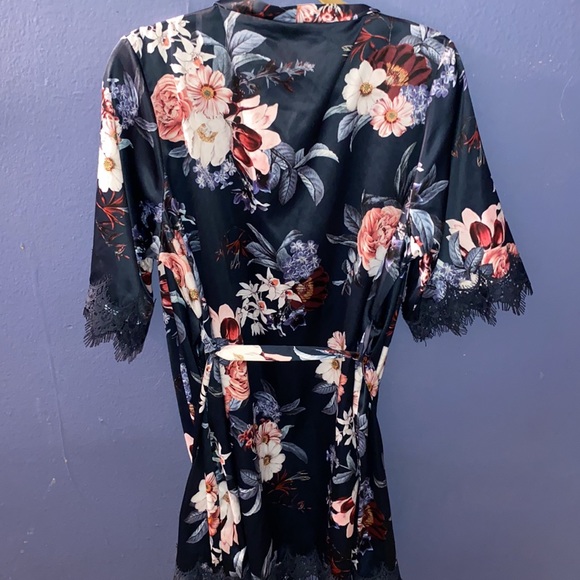 LeRose Robe - Picture 7 of 8